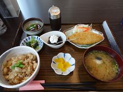 まずは魚津港のお店で昼食。魚津の名物だという「バイ飯定食」（1300円）を頂きました。