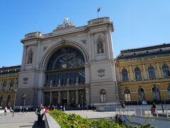 10：30にチェックアウトしブダペスト東駅へやってきました。
日本でチェックしたときには11：40発ウイーン行きの電車があり、その切符を買おうとすると、その電車はなく12：40が次発だとのこと。
仕方無く1時間半ほど駅で待ちました。
そのとき10人ぐらいの日本人の団体と会い話をすると、関東の学生さんで観光学科で先生と一緒に来ているとのこと。