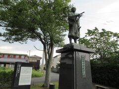 「日吉神社」から西へお堀沿いを徒歩数分で「田中吉政公之像」が建っています。