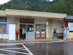 駅舎正面。雨はあがりかけ。