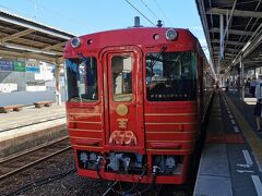 伊予灘ものがたりが入って来ました
素敵
テンション上がる(*^^*)
列車は2代目になるそうです

松山8：26発、伊予大洲10：28着の
大須編に乗車します
朝一の観光列車に乗るために
前の日から松山に泊まりました