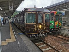 駅の外をウロウロしてたら
既に時代の夜明けのものがたりが停車してました
隣は乗ってきたかっぱうようよ号です