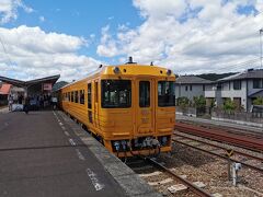 伊予大洲に到着
反対側は黄色の車両です