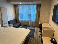 今回のホテルは雙連駅近くの優美ホテルというところでした。エクスペディアで取りました。1泊1万円程度。

少し古めのお部屋でしたが、結構広め。