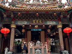 雙連朝市の中の文昌宮へお参り。ここもいつも混雑してるのですが、この時はガラガラでした。