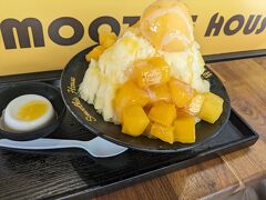 思慕昔　SMOOTHIE HOUSE
11時オープン10分前、すでに並びだしたので、私も並びました。子どもはテーブル確保。
1人1皿は多すぎるので、2人で半分こ。250NT＄