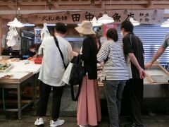 では、【田中鮮魚店】さんへ行きましょう。
新子の列に1時間以上並んでいたので、こちらのピークは過ぎたようです。　こちらのお店も開店前から長い列が出来るそうです。

