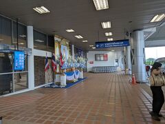 チェンマイ空港8:30発→ドンムアン空港9:40着の飛行機に乗ります。
ホテルから空港までは、朝早かったのですがGrabを手配できました。
15分ほどでチェンマイ空港の国内線に到着です。
オンラインチェックインは済ませていたので、カウンターに行く必要がなく、直接保安検査場へ向かいます。