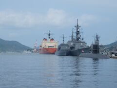 基地を出て少し歩くと潜水艦が間近で見られる「アレイからすこじま」
オレンジは目立つ。