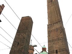 ボローニャにも斜塔があります(12世紀建造)
左の「ガリセンダの塔」と右の「アシネッリの塔」(約100m)