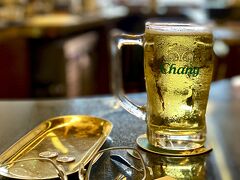 【歴史地区：タラン通りでビールを飲む】

「ショッピ！（=生ビール...ポルトガル語）一つ!!」