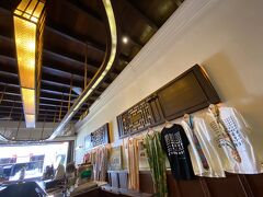 【歴史地区：タラン通りでビールを飲む】

「あわわわわわっ....（泡泡泡泡...）」


写真：店内では、Tシャツやら上着が吊るされており、（簡単な感じの）ブティークも兼ね揃えたこのお洒落で、素敵なバール様...