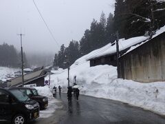 おはようございます！２日目です。

本日は銀山温泉町歩きをします。
銀山温泉の入り口までは道が狭くてバスが入れないので、徒歩１０分くらいのところ
でバスを降ります。