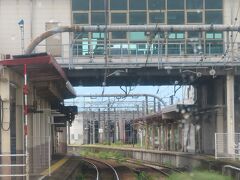 11:31「六日町駅」到着。ここで降りて北越急行ほくほく線にチェンジすれば当初の計画どおり。しかし遅延情報は出たまま。定刻で運ばなければ直江津で大時間ロスになる。