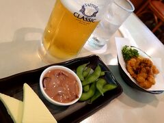空港内で「レストランたんちょう」に入ってビールセットとタコのザンギハーフを注文。
釧路湿原をたくさん歩いたから、ビールがうまい！
