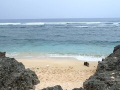 どのビーチもサンゴ岩がごつごつしているのが特徴的ですね。