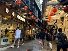 九份老街のバス停でほとんどの人がバスを降りました。

着いたー！！！

でも、バス停から九份はほんの少し歩きます。

事前に読んだいくつかのブログに「セブンイレブンのところから入る」と書いてあったので分かったけど、ちょっと分かりづらい。

とりあえず九份っぽい道を歩きます。