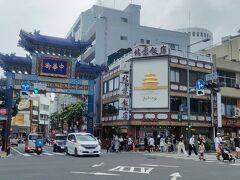 この日は日曜日なので昼下がりの「横浜中華街」はものすごい混雑でした。