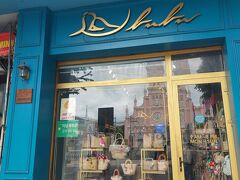 逆に良かったのは、さっきの店のすぐ近くのBUBU cafe&souveir。

ショーウインドウに可愛いバックがすで写っています。