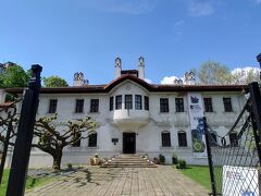 ２日目の観光は、まずルビツァ公妃のお屋敷からです。オスマン統治時代の館。オスマン統治時代なので・・・

