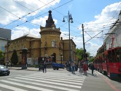 聖サヴァ大聖堂に行く途中の道で見た、黄色い建物と赤い路面電車。