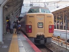 岡山から乗車する、特急「やくも9号」。奇遇にも、やって来たのは国鉄色の編成でした。幸先の良いスタート。。