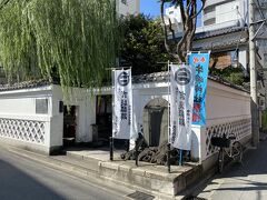 少し歩くと赤穂浪士で有名な吉良上野介の上屋敷跡があります。