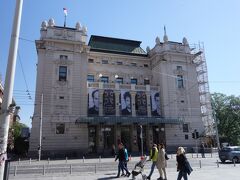 博物館を出たところにある国立劇場。