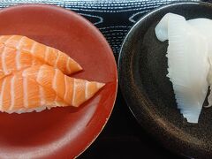 フードコートはもうすごい行列。丼ものが人気。
お寿司を少しつまみました。
この後ホテルにチェックインしてしばし休憩。