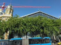 ブダペスト西駅は工事中でした。
ガラス張りのモダンな外装をしています。