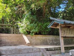 新田神社の本殿まで来ていて、これまで来ていなかったところ。
でも本当に新田神社の凄さはココともいわれました。
それが可愛山陵(えのみささぎ)です。
