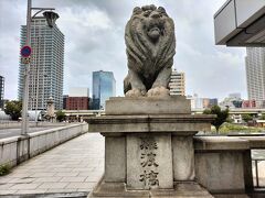 雄々しいライオン像。難波橋は別名ライオン橋と呼ばれてます。