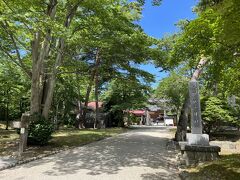 神社は人影もまばらで、落ちついた雰囲気でした。