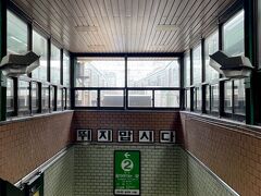 聖水(ソンス)駅。線路と線路の間に階段があって、潜っていくみたい。