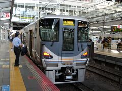 朝７時前に大阪に到着。
大阪駅からはJR宝塚線の「丹波路快速」で山陰を目指します。
新しい電車で実に快適。
JR西日本の電車は東京の電車に比べると快適な電車が多いです。