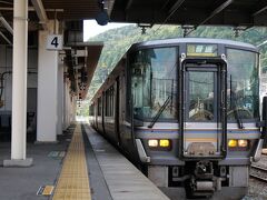 途中の篠山口駅までは電車の本数も多いのですが、篠山口駅で乗り換えた電車は一転して２両、ワンマン電車。
利用者が少ない区間なのでしょう。

もっとも２両の電車は観光客らしき人で大賑わいでした。
どこへ向かうのかな。
