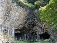 玄武洞は噴火によるマグマが冷却され、玄武岩によって生じた奇岩が見られます。
つい数年前までは無料で見られたようですが、今は公園として整備され、入園料５００円となりました。