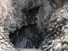 朱雀洞は「南朱雀洞」「北朱雀洞」の２つの洞窟が並んでいます。
こちらは南朱雀洞。

この手前に小さなお子さん３人がはしゃいでいましたが、小さな蟹がいました。