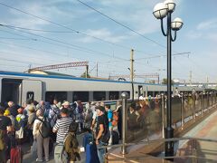 ブハラからの電車、ほぼ定刻にサマルカンドに到着。タシケント行きなのでここからもたくさんの人が乗ります。