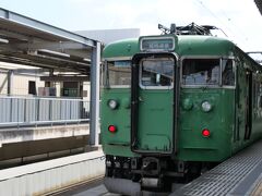 福知山駅で山陰本線に乗り換え。
城崎温泉行の普通電車は旧国鉄時代の電車でした。
JR東日本やJR東海は旧国鉄時代の電車はほぼ見なくなりましたが、JR西日本ではまだまだ現役のようです。
懐かしい電車でした。