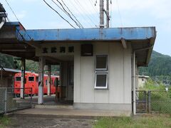 大阪駅から５時間近くかかって、まずは玄武洞駅で降ります。
特急列車は通過する小さな無人駅です。
まるで「１８きっぷ」の旅行。

駅名となった玄武洞は川の対岸にあります。