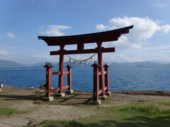 御座石神社。バスの停車時間は、10分。
鳥居から、田沢湖が一望できる。