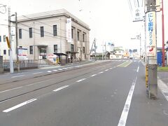 岡山電気軌道の小橋電停と中納言電停。
道路が狭いため、ホームは設けず、路上に色で停留所を示しています。