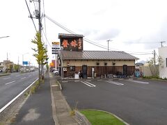 支那そばの店・餐休　江崎総本店
こちらの営業開始は１１時。
まだ時間があります。

通り雨が降ったりやんだり。
やむなく、合羽をかぶって進みます。
