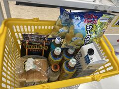 帰りにサンエーメインプレイスで買い物。飲料とシークワーサーポテト、お土産にタコライスの素、泡盛。食パンは明日シュノーケルで使用。