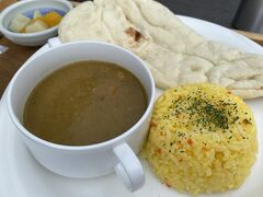 大天荘名物のインディアンカレーランチ。ナンがこんな高い山で食べれるなんて珍しい。カレーはチキンカレーにしました。