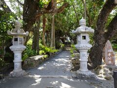 唐人墓を出発して２０分、川平公園に到着しtました。
ここで殆どの参加者がグラスボードを希望したので、２つのグループに分かれます。
定期観光参加者は、グラスボードの乗船料が３００円割引になるそうです。
私はこのまま坂を上がって、展望台に向かいます。