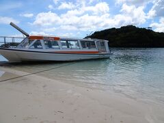 川平湾まで 下りてきました。
何隻かのグラスボードが停泊しています。
景色は、展望台から見るのが一番です。