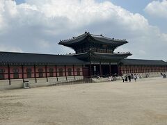 ショップから歩いて数分の所に『景福宮（キョンボックン）』があります。