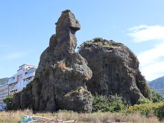 こちらも有名な奇岩「ゴジラ岩」
見る角度によってはゴジラが吠えているように見えるとのことですが角度が違うようですね。。
